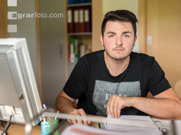 Im Büro 80