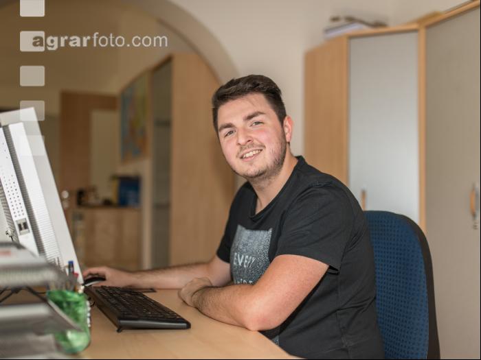Im Büro 62