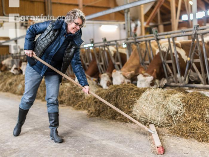 Bäuerin Stallarbeit 1