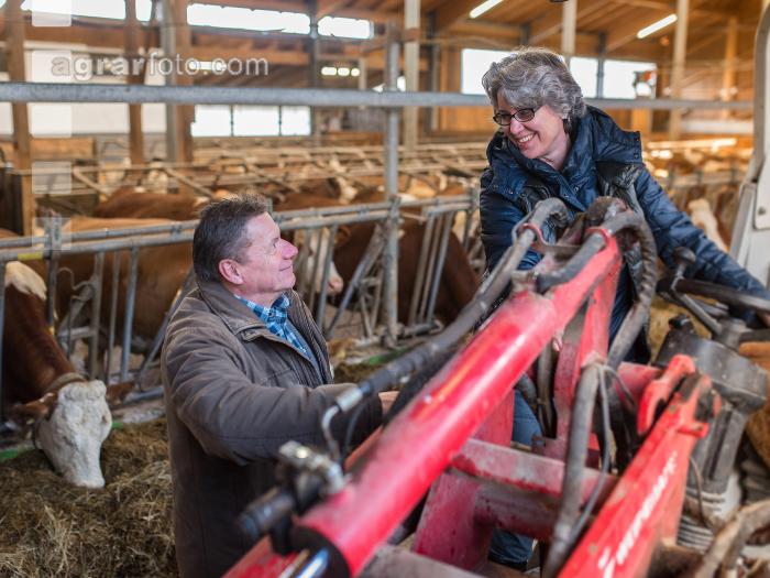 Bauer und Bäuerin Stallarbeit 4