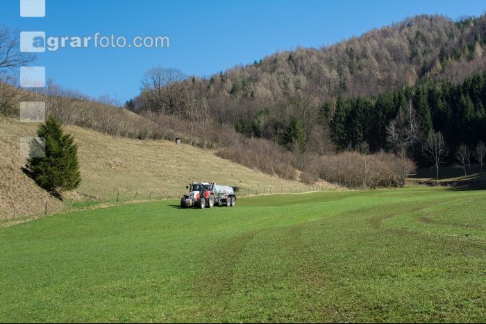 Gülle auf Dauerwiese 16