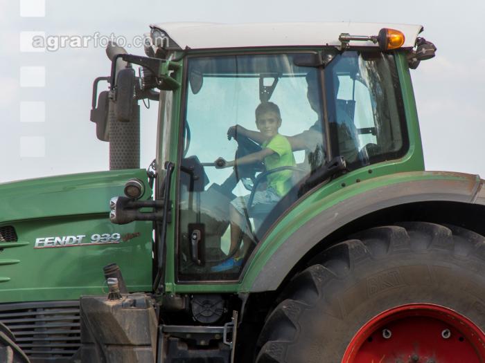Kinder am Traktor