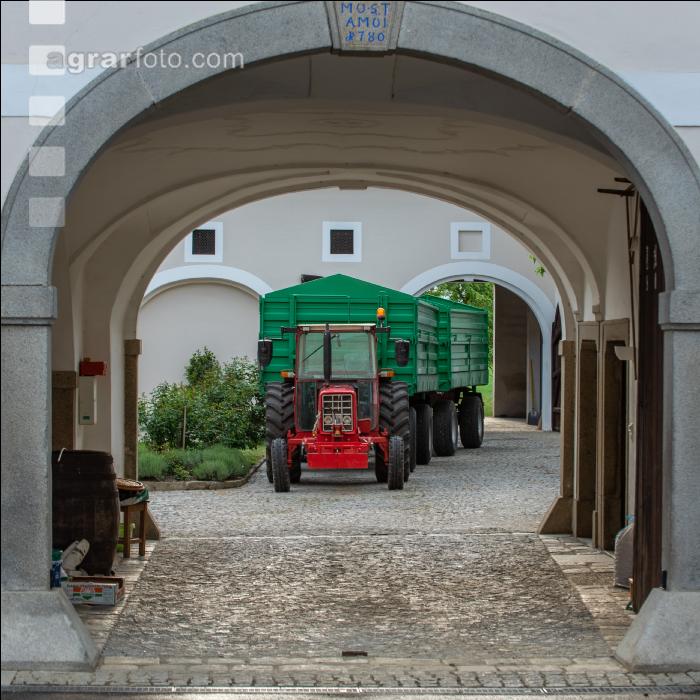 Hofeinfahrt 1