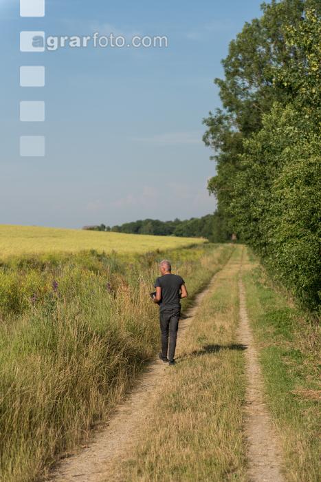 Landwirt auf Feldweg 3