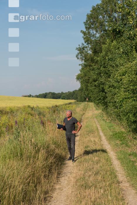 Landwirt auf Feldweg 2