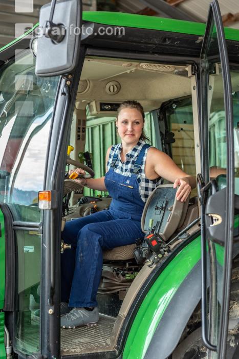 Landwirtin am Traktor 4