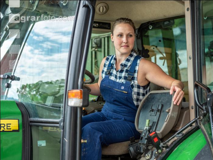 Landwirtin am Traktor 3
