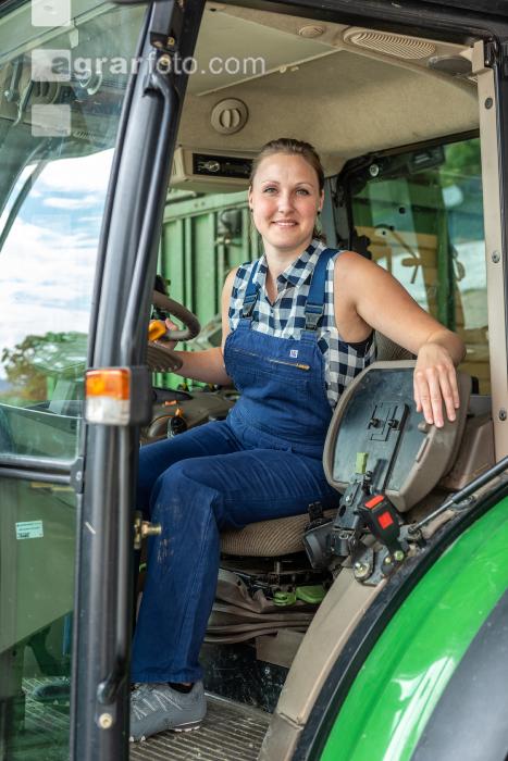 Landwirtin am Traktor 2