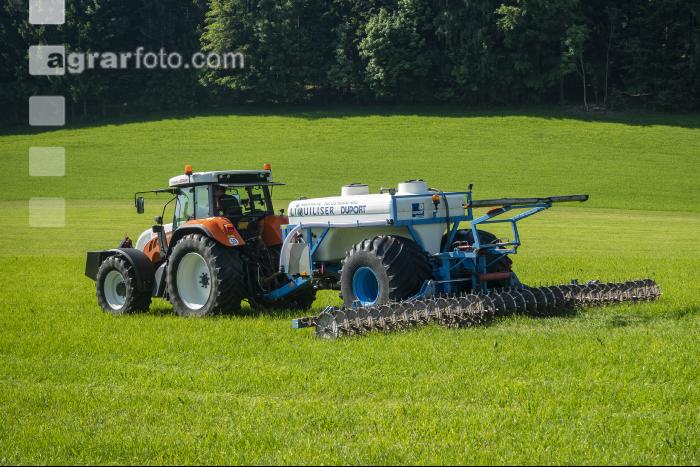 Flüssigdünger Injektor am Grünland 4