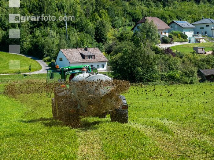 Gülle auf Dauerwiese 21