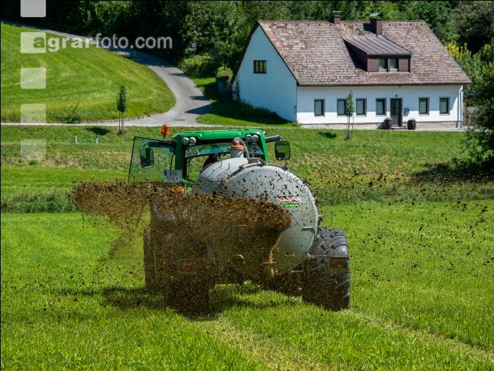 Gülle auf Dauerwiese 20