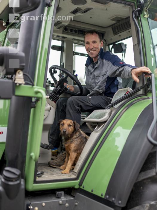 Landwirt am Traktor 