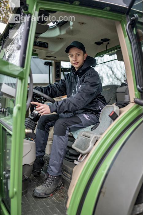 Junge Landwirte am Traktor 14