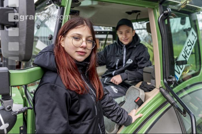 Junge Landwirte am Traktor 12