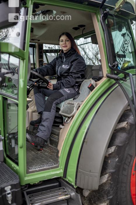 Junge Landwirte am Traktor 9