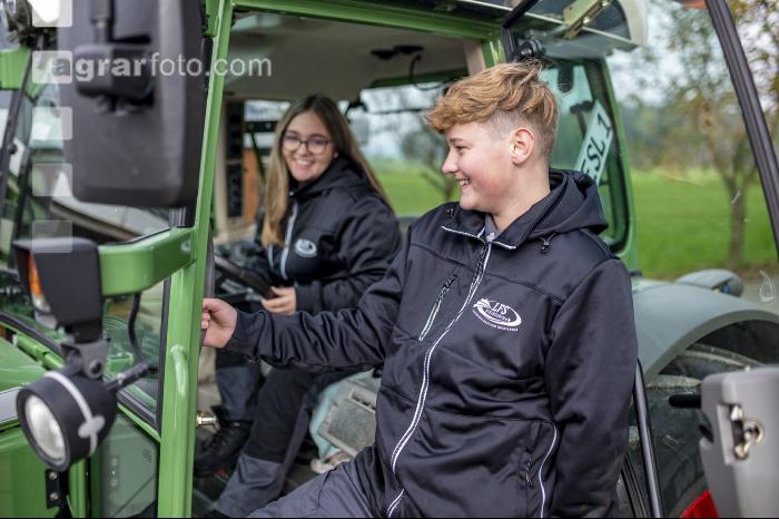 Junge Landwirte am Traktor 6
