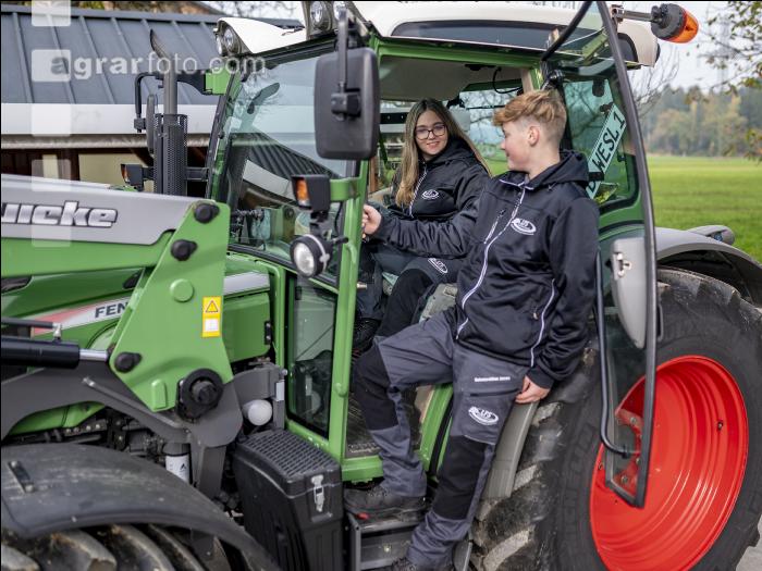 Junge Landwirte am Traktor 5