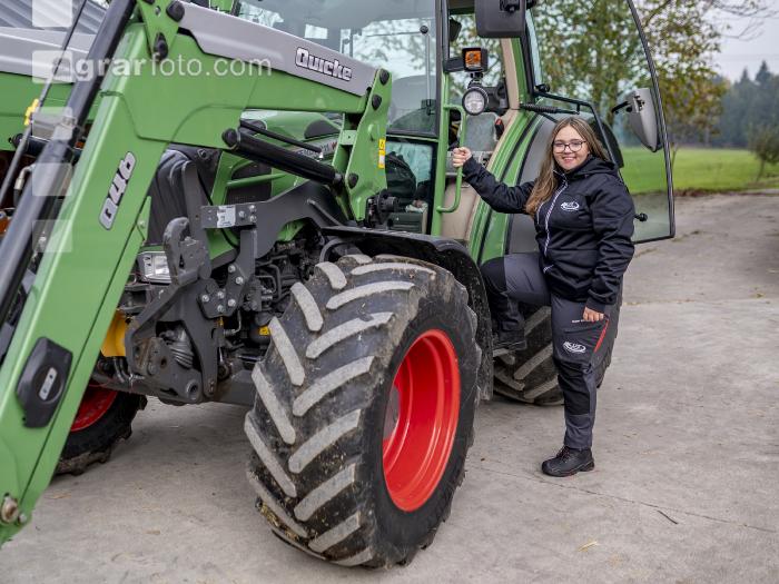 Junge Landwirte am Traktor 2