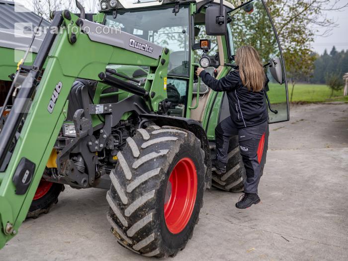 Junge Landwirte am Traktor 1